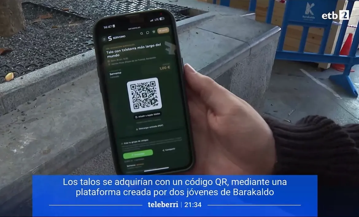 El Teleberri de ETB2 enseñando la entrada de Servomo del talo con txistorra más largo del mundo